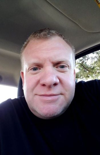 Good looking easy goin laid back open minded guy looking for hot naughty fun with hot naughty ladies who want to grind their hot wet sweaty panty covered pu**y all over my face!!