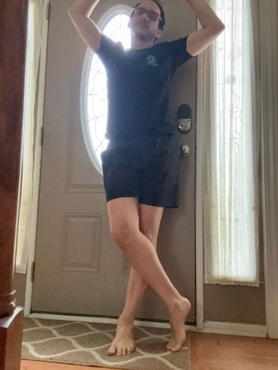 Just want to show my body type I don’t really have a full picture the way they crop these things so anyways that’s how my size is